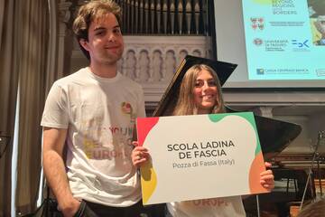 OLTRE LE FRONTIERE: LA REGIONE LABORATORIO EUROPEO DI CITTADINANZA ATTIVA PER STUDENTI OLTRE LE FRONTIERE: LA REGIONE LABORATORIO EUROPEO DI CITTADINANZA ATTIVA PER STUDENTI