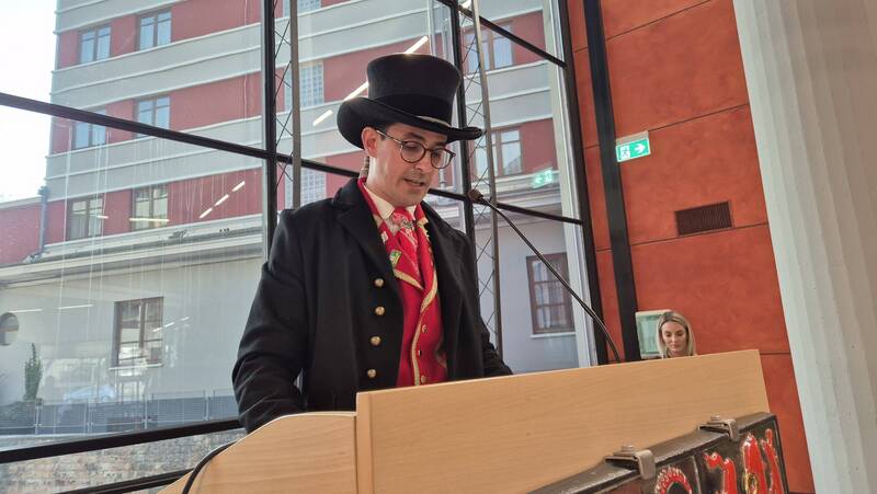 GUGLIELMI: “NESSUNA AUTOCELEBRAZIONE, MA CONSAPEVOLEZZA E FUTURO PER LADINI, MÒCHENI E CIMBRI”