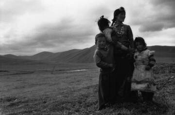 TIBET, VENT’ANNI DOPO: LA MOSTRA FOTOGRAFICA CHE RACCONTA UN POPOLO SOSPESO NEL TEMPO TIBET, VENT’ANNI DOPO: LA MOSTRA FOTOGRAFICA CHE RACCONTA UN POPOLO SOSPESO NEL TEMPO