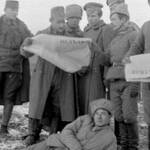 Immagine: AUSTRIACI E BOLSCEVICHI FRATERNIZZANO DOPO L'ARMISTIZIO NEL 1917