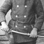 Immagine: BAMBINO MOENESE INDOSSA L'UNIFORME DEI KAISERSCHUTZEN INVOCANDO LA DIFESA DEL SUO PAESE