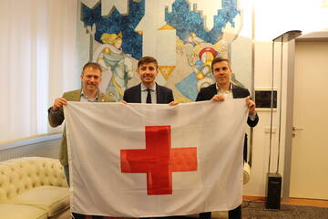 GIORNATA MONDIALE DELLA CROCE ROSSA, PALLUA CONSEGNA A GENNACCARO LA BANDIERA DELL’ORGANIZZAZIONE 