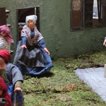 Immagine: festa di paese con albero della cuccagna e fisarmonica