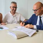 Immagine: firma rinnovo contratto