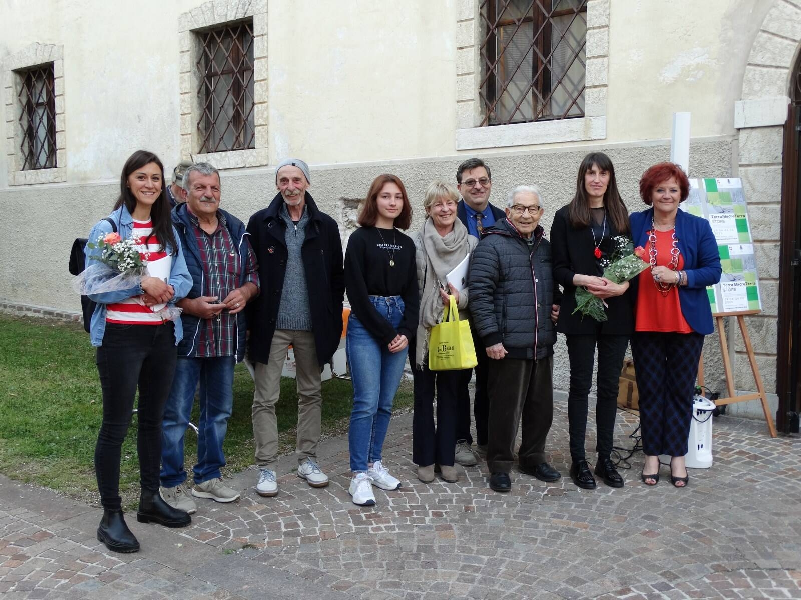 Immagine: Foto di gruppo degli artisti e degli organizzatori