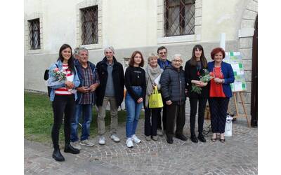 Immagine: Foto di gruppo degli artisti e degli organizzatori