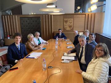 L’ASSESSORE REGIONALE LUCA GUGLIELMI INCONTRA I RAPPRESENTANTI DELLE COMUNITÀ LADINE DI COLLE SANTA LUCIA, CORTINA D’AMPEZZO E LIVINALLONGO DEL COL DI LANA L’ASSESSORE REGIONALE LUCA GUGLIELMI INCONTRA I RAPPRESENTANTI DELLE COMUNITÀ LADINE DI COLLE SANTA LUCIA, CORTINA D’AMPEZZO E LIVINALLONGO DEL COL DI LANA