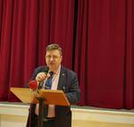 Immagine: Il curatore Giuseppe Tasin illustra la mostra 2