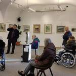 Immagine: Il curatore Giuseppe Tasin illustra la mostra agli ospiti dell'APSP di Borgo 2