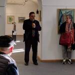 Immagine: Il curatore Giuseppe Tasin illustra la mostra agli ospiti dell'APSP di Borgo 3