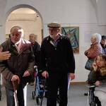 Immagine: Il curatore Giuseppe Tasin illustra la mostra agli ospiti dell'APSP di Borgo