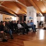 Immagine: il curatore Giuseppe Tasin spiega la mostra