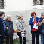 Immagine: il pittore Mariano Tomasi parla a nome deglia artisti presenti