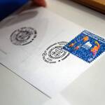 Immagine: Il primo timbro a quattro mani Patrizia Daidone e Manuela Uez di Poste Italiane, Franco Danieli, Il segretario della regione Michael Mayr