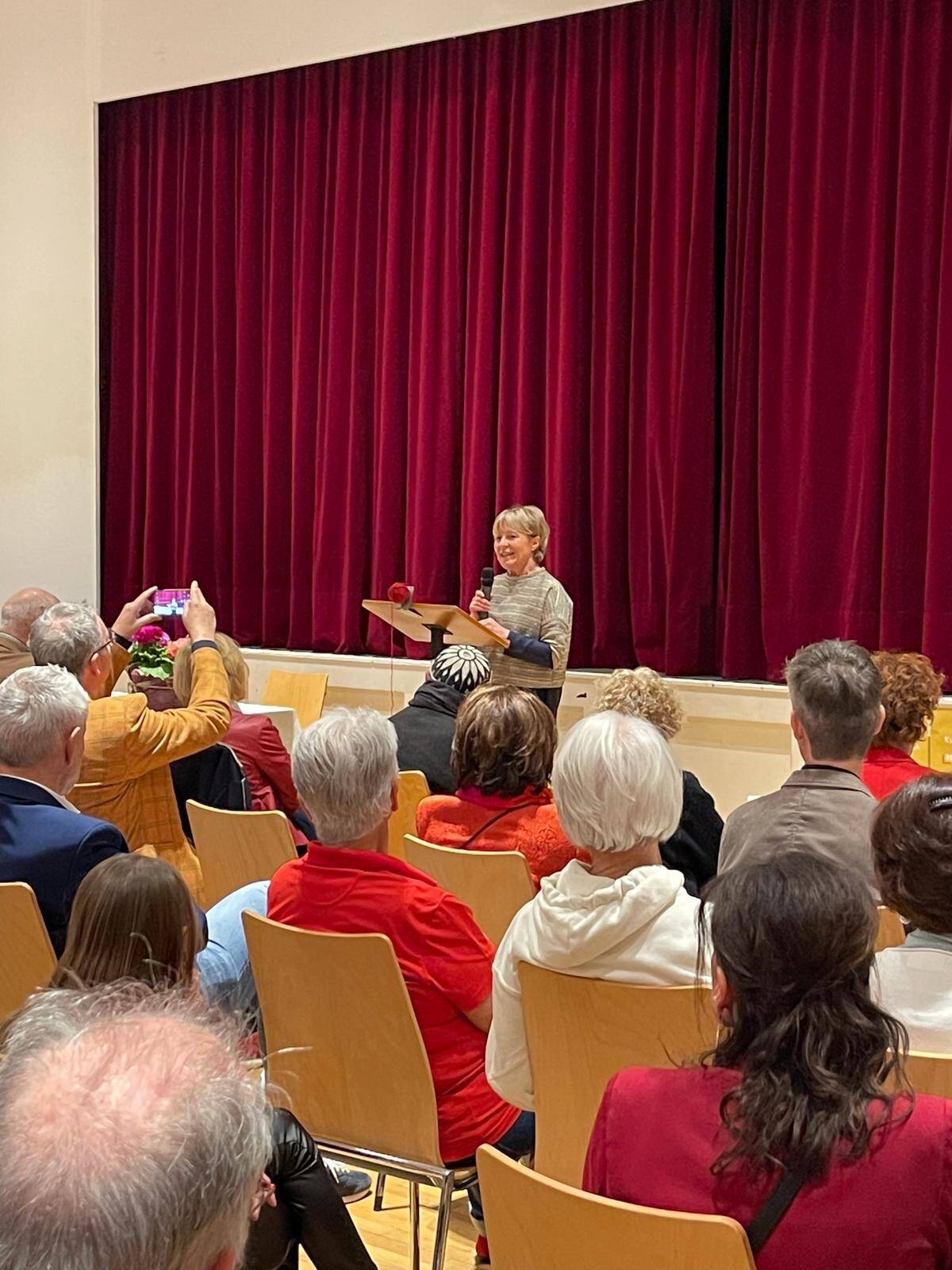 Immagine: La dott.ssa Eccher presenta l'idea