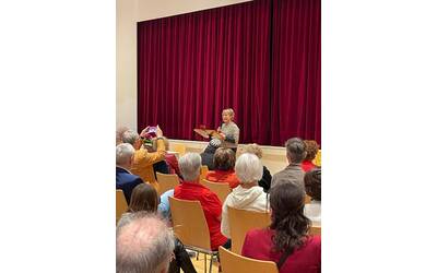 Immagine: La dott.ssa Eccher presenta l'idea