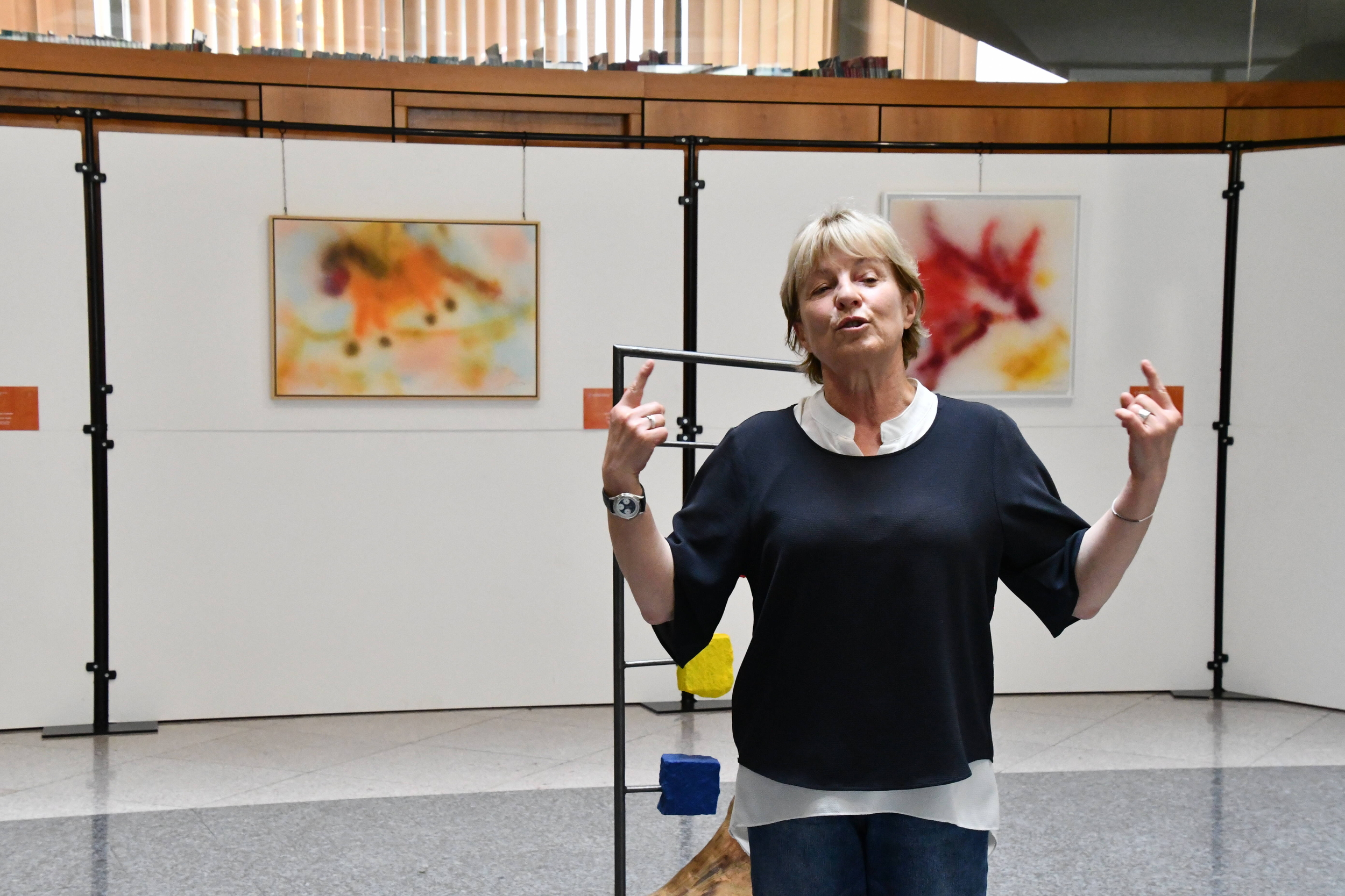 Immagine: la dottssa Marina Eccher introduce la mostra