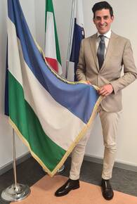 Immagine: Luca Guglielmi con la bandiera ladina (1)