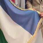 Immagine: Luca Guglielmi con la bandiera ladina (1)