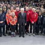 Immagine: Mattarella con i volontari