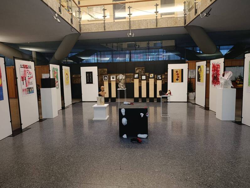 INAUGURATA IN REGIONE LA MOSTRA “NON UNA DI MENO” DEL LICEO ARTISTICO VITTORIA