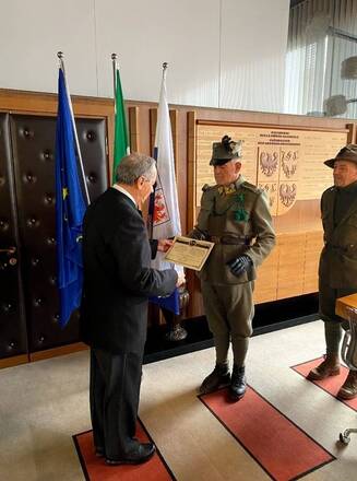 CONSEGNATE LE ONORIFICENZE AI VOLONTARI DELLA COOPERAZIONE ITALO-AUSTRIACA CONSEGNATE LE ONORIFICENZE AI VOLONTARI DELLA COOPERAZIONE ITALO-AUSTRIACA