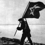 Immagine: I sovietici piantano la bandiera rossa sul monte mitridate