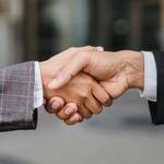 Immagine: stretta di mano